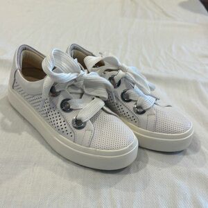 NWOT-Vaneli Yora Shoes size 4 1/2 M
